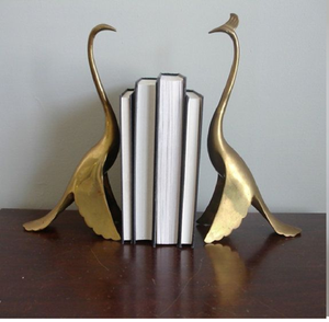 Porte-livres vintage en laiton, élancés et hauts, en forme d'hirondelle, pour un style unique. Disponible aux prix de gros. - Product Image 1