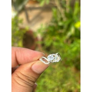 Bague en argent 925 avec pierre de lune arc-en-ciel ronde, incrustation de pierres précieuses tendance pour fiançailles, plaqué or rose et or, taille ajustable, motif en forme de main - Product Image 4