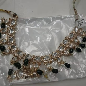 Meilleures ventes de collier en laiton gracieux avec pierre Kundan avec gouttes de perles Bijoux légers pour les mariages et les cadeaux spéciaux - Product Image 1