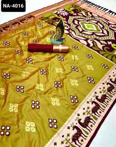Vêtements ethniques indiens Saree fantaisie en soie douce avec Ikkat Weawing Design Zari Weawing Meenakari Rich pallu avec Zari Weaving Sari - Product Image 3