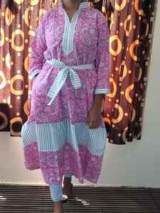 เดรสผ้าฝ้ายพิมพ์ลายดอกไม้หวานๆ ทรงหลวม คอตั้ง แขนสั้น ยาวคลุมเท้า พร้อมเข็มขัด สีชมพู สำหรับฤดูร้อน - Product Image 3