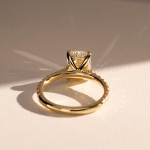 Anillo de Compromiso con Diamante Cultivado en Laboratorio de 3 Quilates, Corte Excelente, Forma Alargada de Cojín, Halo Oculto, Oro Amarillo de 14K, VS - Product Image 4