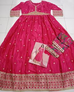 Traje de Mujer con Tela de Viscosa Chi-non, Bordado Completo Pesado con Dhaga, Zari y Lentejuelas, con Estampado Digital - Product Image 4