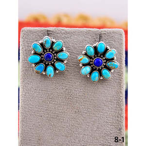 Pendientes de tuerca estilo Suroeste con lapislázuli y turquesa Kingman, con engaste de bisel con patrón floral y postes de plata de ley, ideales para regalo. - Product Image 1