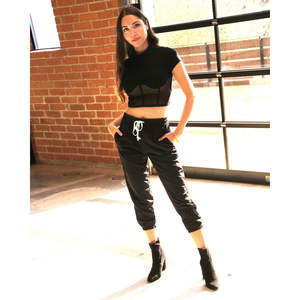 Pantalon de jogging noir Finnley avec taille élastique et cordon de serrage, en tissu éponge respirant, style harem décontracté, taille mi-haute, effet froissé - Product Image 1