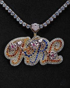 จี้ชื่อเงินแท้ 925 สไตล์แนวตั้งประดับเพชรโมอิสซาไนต์ รับรองโดย GIA ดีไซน์เก๋ไก๋สไตล์ฮิปฮอป จาก Name Pendant Supply - Product Image 1