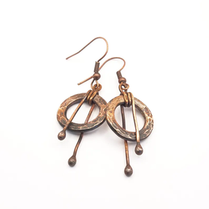 Boucles d'oreilles en or martelé patiné Howland Island, février 2005, bijoux britanniques, or noir pour filles, années 1920, bijoux de costume pour femmes et enfants - Product Image 1