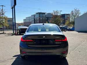 Magnifique BMW Série 3 330i xDrive AWD Grise 2023 d'occasion avec toit ouvrant, démarrage à distance, sièges en cuir et jantes en alliage - Product Image 4