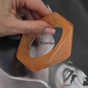 กำไลเรซิ่นสีกลางสะอาดสไตล์หรูหราสำหรับชุดทำงานโดย tradebyd - Product Image 4