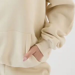 Sudadera con Capucha de Estilo Simple para Mujer, Diseño de Jersey con Bolsillos Tipo Canguro y Mangas Completas con Diseño de Logotipo para Venta al por Mayor - Product Image 4