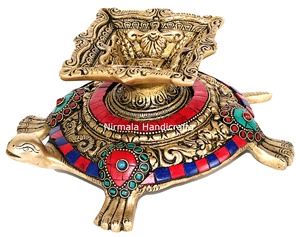 งานฝีมือนิรมลา โคมไฟรูปเต่าทองเหลืองประดับด้วยหิน งานแฮนด์เมด ของขวัญสำหรับพิธีปุจา สำหรับเทศกาลดีปัก ราชสถาน - Product Image 2