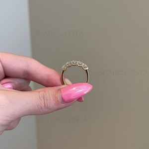 Anillo de Compromiso de Moissanita Ovalado de Moda para Mujer, Joyería Fina de Oro de Alta Calidad de 10K/14K/18K, Venta al por Mayor Personalizada, Tres Piedras - Product Image 2