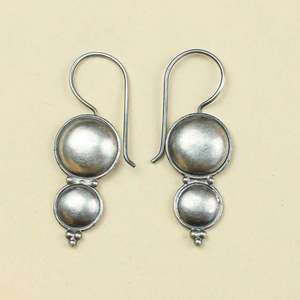 Boucles d'oreilles pendantes en argent 925 Tridha Chandrika, motif en forme de boule, design élégant - Product Image 2