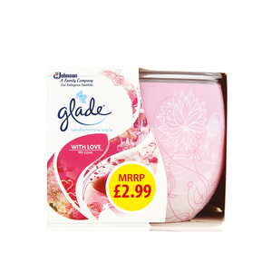 Glade Candle 120g With Love enveloppe votre espace d'un parfum apaisant romantique créant une atmosphère chaleureuse et invitante. - Product Image 2