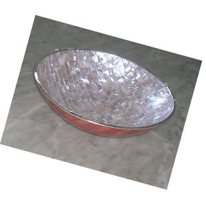 Cuenco redondo grande con coral rojo, Joyería de Conchas Marinas, Artesanía de Conchas con Coral Rojo, Blanco y Rojo con Motivo Plateado - Product Image 2