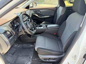 Nissan Rogue SV AWD 2023 Sièges en cuir Transmission automatique Phares LED/Xénon Toit ouvrant 8 airbags Cuir R18 Essence Foncé - Product Image 5