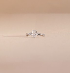 Bague de fiançailles de luxe en laiton plaqué or 14 carats avec zircon de 1,36 carat, bague cocktail ovale tendance avec halo, certifiée IGI - Product Image 5