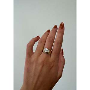 Anillo de compromiso unisex Porter de oro macizo de 14k con banda de cigarro, diamante en forma de pera y perlas laterales - Product Image 4