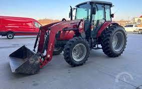 Tractor Utilitario Massey Ferguson 4610 con Transmisión de 70 HP, Versátil y Resistente, con Componentes Centrales como Caja de Cambios y Bomba - Product Image 2