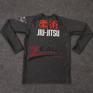 MMA เสื้อแรชการ์ดพิมพ์ซับลิเมชันกำหนดเอง240ป้องกันอัลทวอยเลต์ GSM การบีบอัดการต่อสู้แบบผดผื่น BJJ ผลิตในปากีสถาน - Product Image 2