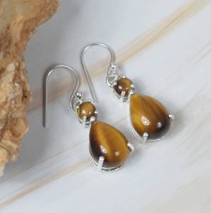 Pendientes Colgantes de Plata de Ley 925 Hechos a Mano, Estilo Vintage, con Ojo de Tigre Natural en Forma de Pera, Diseño Exclusivo para Mujer, Ideales para Bodas - Product Image 1