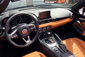 FIAT 124 SPIDER LUSSO 2020 d'occasion, conduite à gauche/droite - Product Image 3