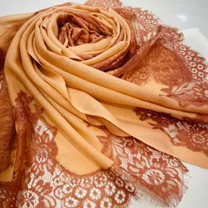Sciarpa Hijab di pizzo di lana di cashmere di vendita calda per le donne sciarpa di testa scialle di Hijab musulmano di pizzo morbido di alta qualità per il prezzo all'ingrosso