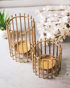 Artículo decorativo para el hogar con portavelas de metal perfumado personalizado con fragancia única - Product Image 1