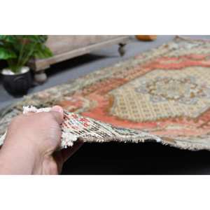 Tapis turc vintage de 4 pieds x 9 pieds, tapis à tissage plat rouge beige avec support en latex à motif patchwork pour décorations de salon - Product Image 4