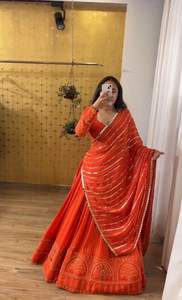 Tissu moderne réversible pour Lehenga Choli, idéal pour mariages et Diwali, pour femmes, taille jusqu'à 44, en Faux Gorgette avec broderies de fils et sequins, personnalisable - Product Image 3