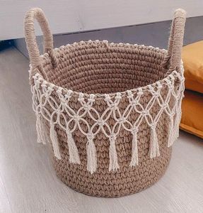 Panier de rangement spacieux en macramé fabriqué avec des cordons en coton de première qualité pour ranger les essentiels de la maison tout en ajoutant une touche rustique bohème - Product Image 6