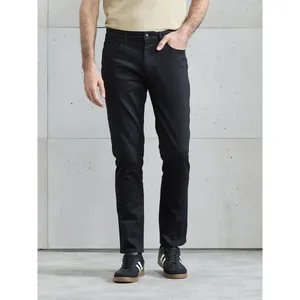 Cintres personnalisés pour jeans et jupes à jambe droite – Solution de merchandising premium - Product Image 1
