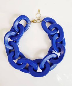 Gargantilla de resina epoxi azul Lite, collar con diseño de eslabones cubanos para mujer, collar cubano de resina epoxi de diseño personalizado para ropa de fiesta - Product Image 4