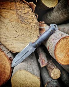 Cuchillo táctico hecho a mano en acero al carbono Accesibilidad de aparejo de hombro, fusión de poder y elegancia con Funda de cuero puro - Product Image 4