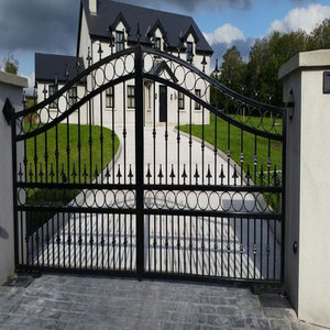 ประตูเหล็กดัดงานฝีมือสำหรับบ้านที่มีการออกแบบเสาที่ทันสมัยซัพพลายเออร์เวียดนามใช้ส่วนผสมทั้งหมดจากเวียดนาม - Product Image 1
