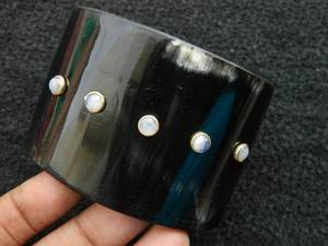 Bracelet large en corne de buffle noire écologique fait à la main avec des clous en laiton Bijoux de déclaration pour femmes - Product Image 4