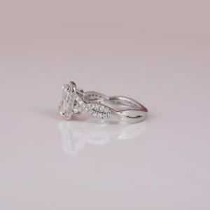 Radiant คัทแลปแหวนหมั้น18KT ฝังเพชรแบบฮาโลสไตล์อินเทรนด์ประดับเพชรแบบไม่ขัดกัน - Product Image 3