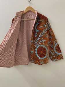 Veste courte en velours brodée Suzani marron, veste artisanale pour festival, veste ethnique vintage, manteau bohème, cadeau pour femme - Product Image 2