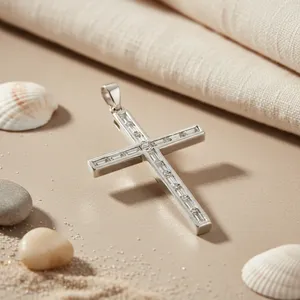 Collar con Colgante de Cruz Plateada para Mujer con Circonitas Cúbicas con Corte Baguette, Joyería Elegante con un Toque Premium - Product Image 3