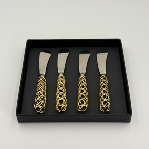 Nouveaux modèles de couteaux à beurre en métal robuste, finition argentée, avec poignées uniques et fantaisistes plaquées or, de conception originale. - Product Image 5