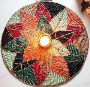 Élégant tapis de table rond en verre de 14 pouces fait à la main avec des perles de qualité supérieure argent or blanc tapis et tampons de qualité supérieure - Product Image 2