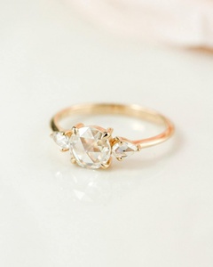 Bague de fiançailles vintage en or jaune 18 carats avec trois pierres de moissanite de 7,00 mm, taille ronde et taille poire, sertie à griffes - Product Image 4