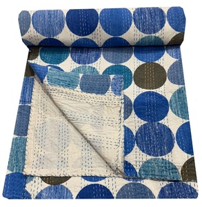 Manta de Algodón Orgánico Hecha a Mano con Estampado de Lunares Turquesa, Acolchada con Kantha, para Uso en Hoteles, para Todas las Estaciones, 85x55 cm - Product Image 1