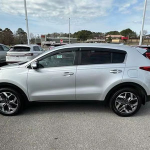 Occasion 2020 pour Sportage SUV Automatique Jantes R20 Conduite à Gauche Intérieur Sombre Sièges en Cuir Toit Ouvrant Panoramique Barres de Toit Métalliques - Product Image 1