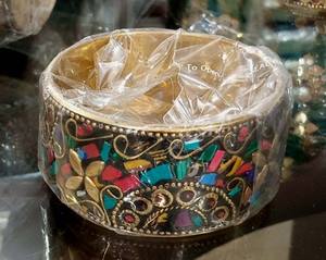 Super vente de bracelet de manchette en laiton de luxe pour les femmes Design de mode pour la fête disponible au prix de gros pour l'exportation - Product Image 3