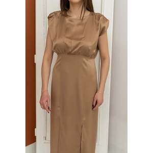 Vestido Helen al por mayor, de satén, silueta ajustada, falda de visón con cintura natural y abertura - Product Image 2