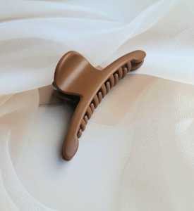 High Quality Sturdy Plastic <b>Hair</b> <b>Claw</b> <b>Clip</b> For Thick And Voluminous <b>Hair</b> With Smooth Edges For Safe And Comfortable Use - Product Image 4