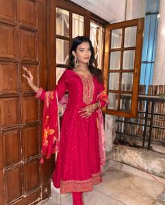 Lancement de la nouvelle collection de vêtements en soie romaine moderne, Kurti Pent avec dupatta, adapté aux occasions de fête et festives - Product Image 4