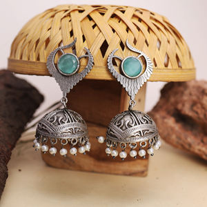 Pendientes Jhumka de Plata Oxidada Hechos a Mano con Piedra Verde, Joyería para Mujer - Product Image 1