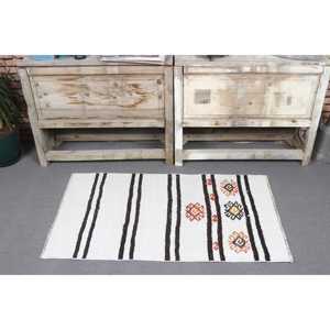 Tapis turc vintage 2,1 x 3,6 pieds, petit tapis, tapis en laine blanc et noir à bordures - Product Image 2